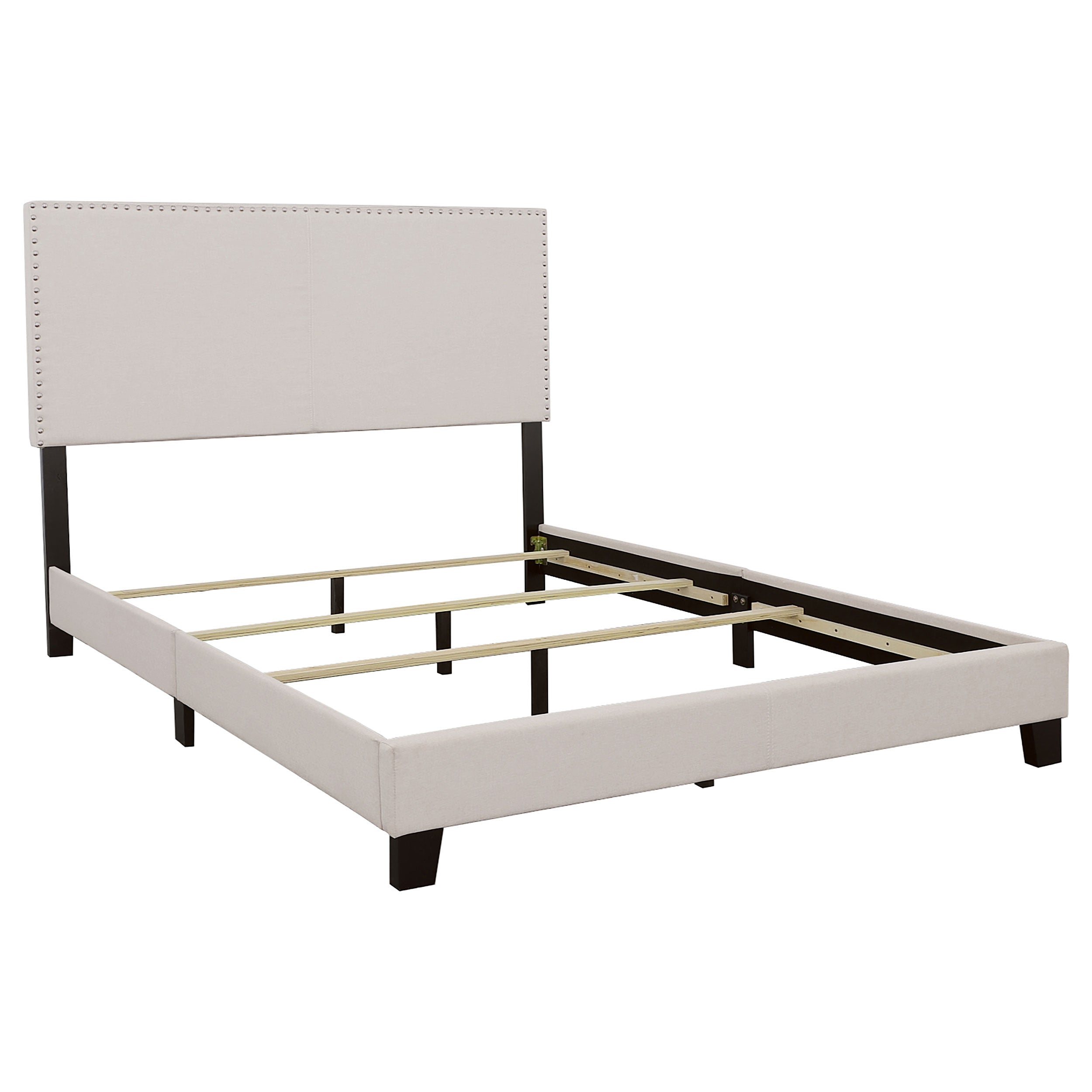 Cama tapizada Boyd con borde de tachuelas en color marfil