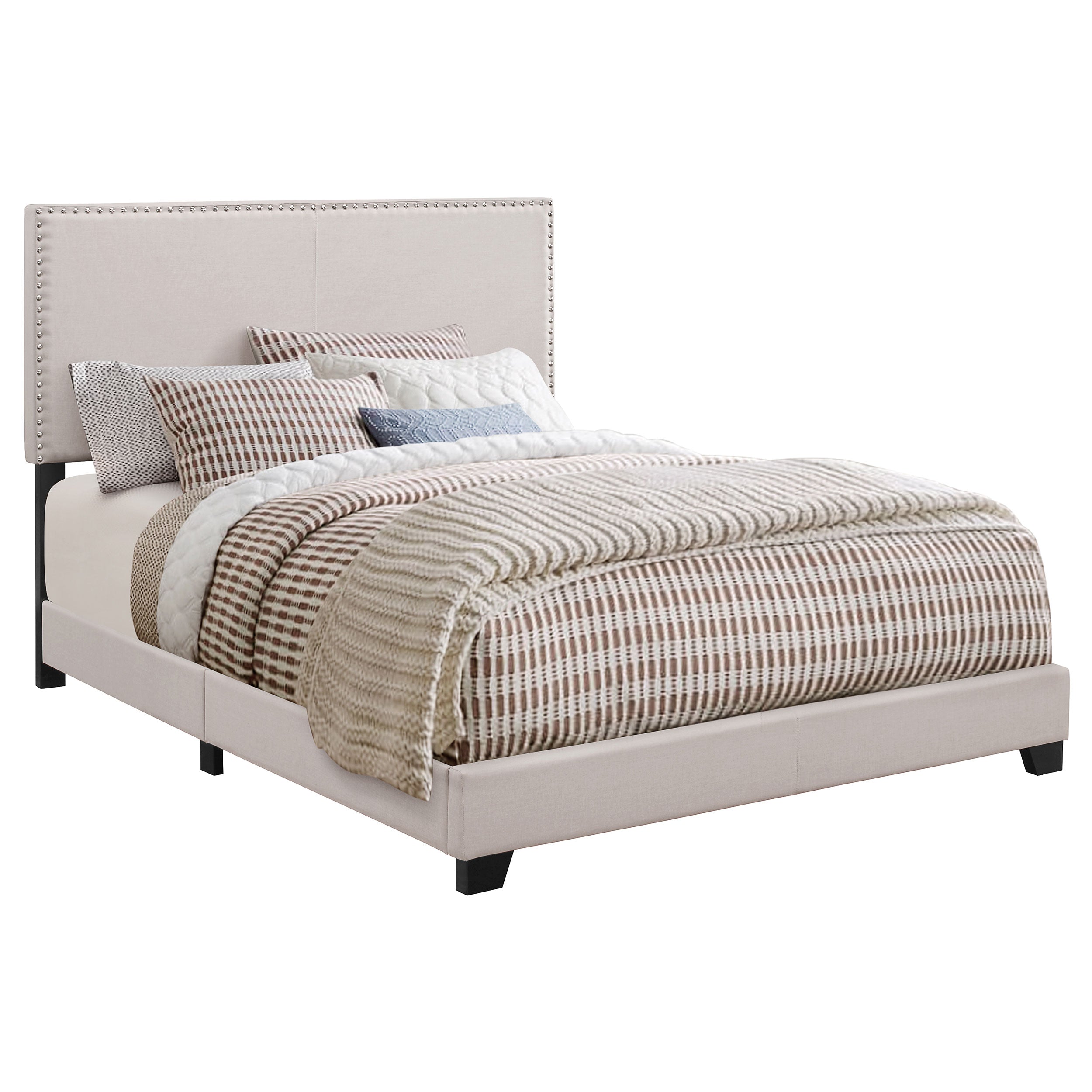 Cama tapizada Boyd con borde de tachuelas en color marfil