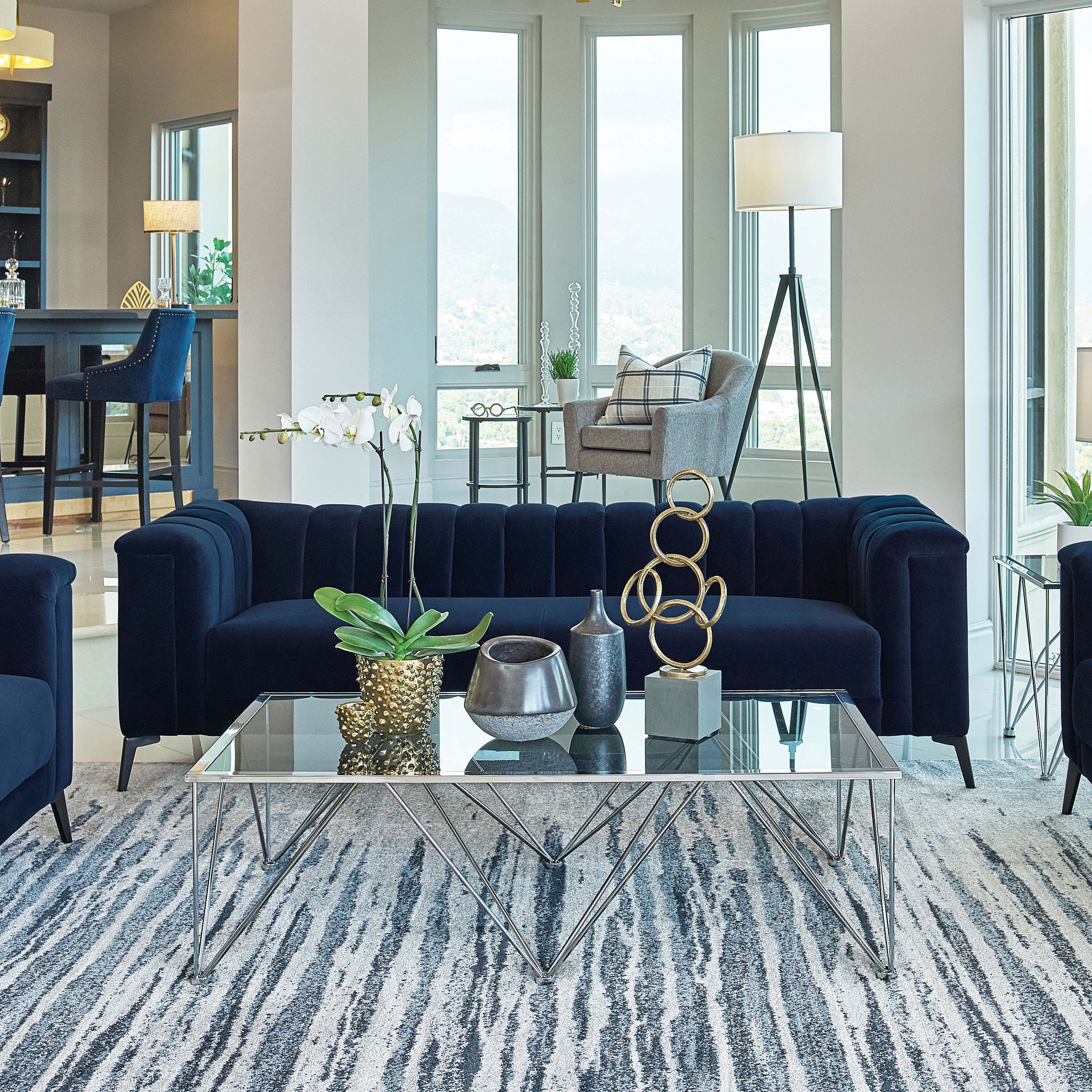 Sofá con brazos tipo esmoquin de estilo chalet en color azul